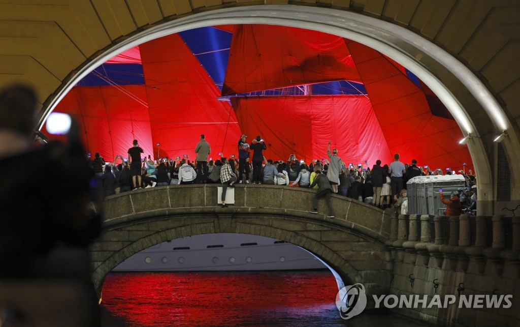 러시아 '붉은 돛 축제' 즐기는 인파