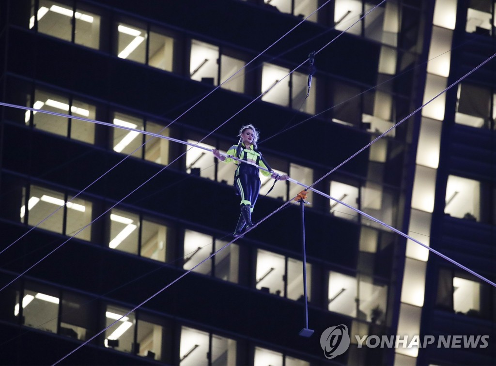 타임스퀘어 상공 건너는 외줄 타기 명인