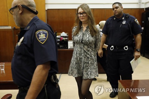 지난 4월 뉴욕 대법원 법정에 들어오는 애나 소로킨