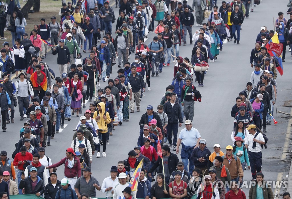 에콰도르 각 지역에서 수도 키토로 몰려드는 원주민 반정부 시위대