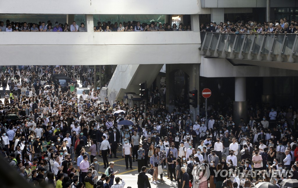 홍콩 시위대 '유화 제스처'…모처럼 평화시위 전개