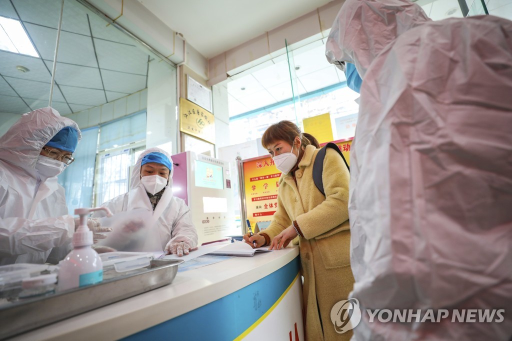27일 중국 우한에서 '우한 폐렴' 의심환자와 대화하는 의료진