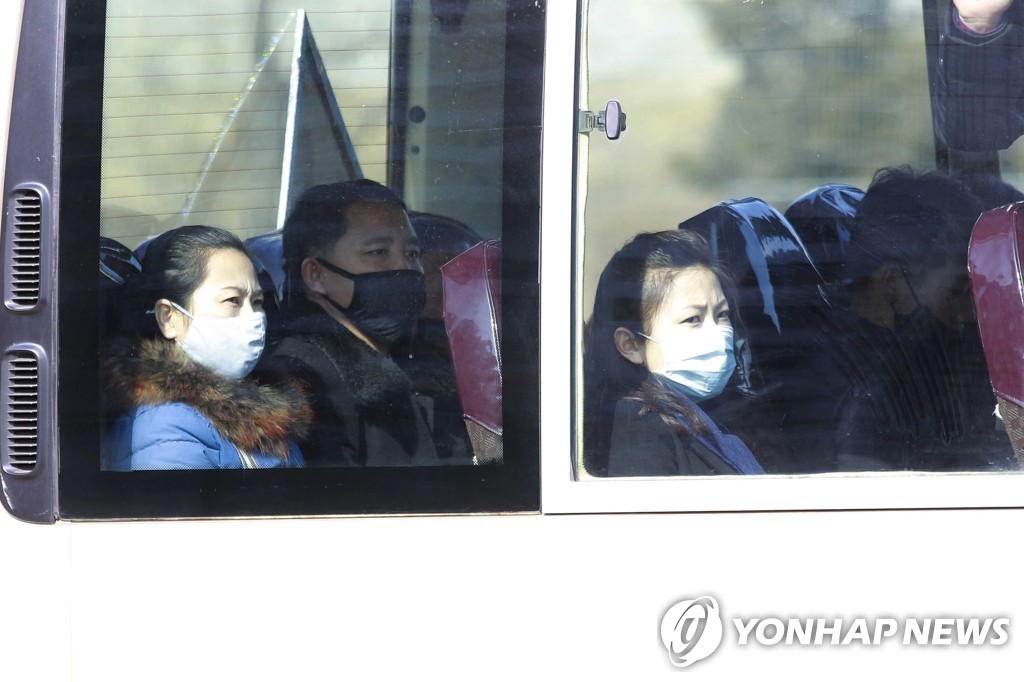 지난 26일 마스크 쓴 북한 평양의 버스 승객 모습. [AP=연합뉴스]