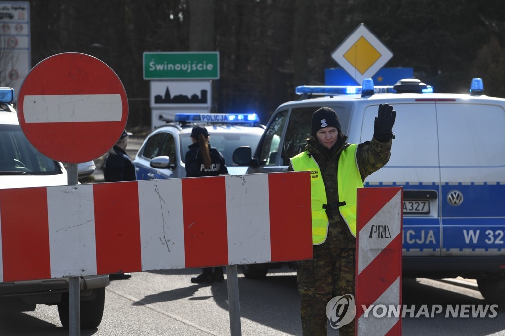 국경이 폐쇄된 폴란드와 독일 국경에서 폴란드 측이 차량 진입을 막고 있는 모습 [dpa=연합뉴스]