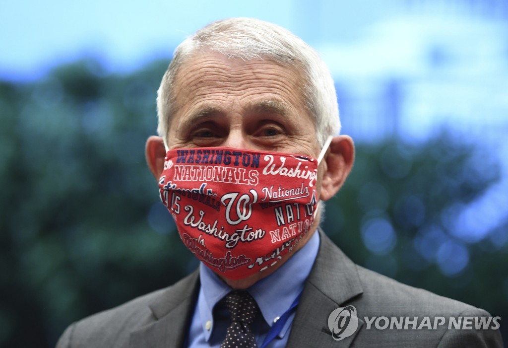 워싱턴 로고가 새겨진 마스크를 착용한 파우치 소장
