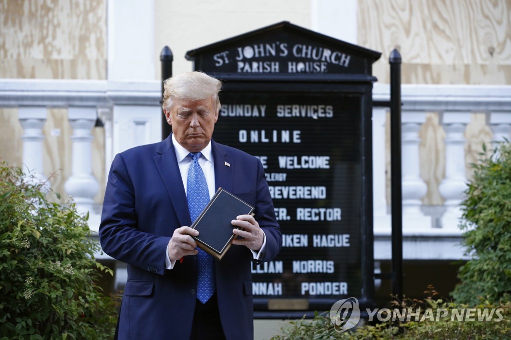 세인트존스교회 앞에서 성경을 들고 있는 트럼프 대통령