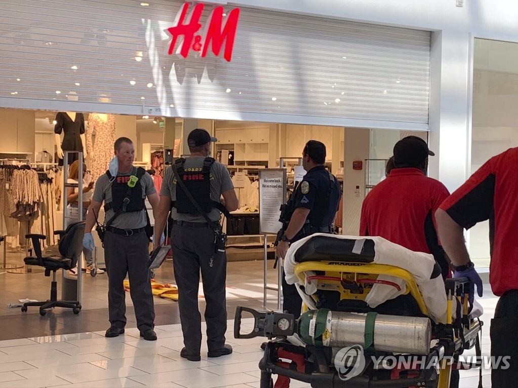 3일 오후(현지시간) 총격전이 일어난 미국 앨라배마주의 한 쇼핑몰에서 경찰이 조사하고 있는 모습