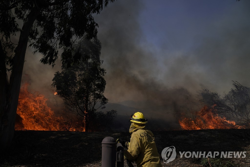 미국 캘리포니아주 어바인에 번지는 산불