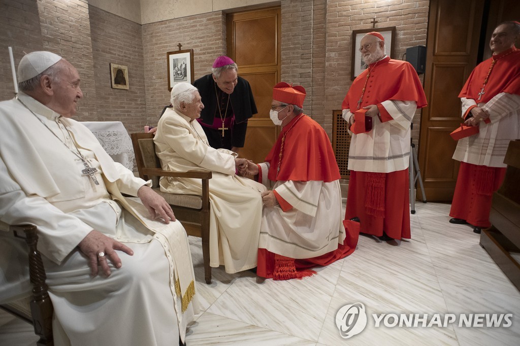 28일(현지시간) 전임 교황 베네딕토 16세(왼쪽에서 두 번째)를 예방한 신임 추기경들. 그 옆에는 프란치스코 교황(맨 왼쪽)이 앉아 있다. [AP=연합뉴스]
