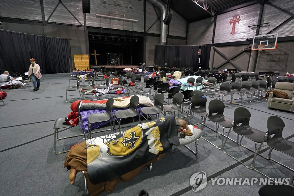 대규모 정전 사태에 따른 텍사스주 휴스턴 임시 대피소