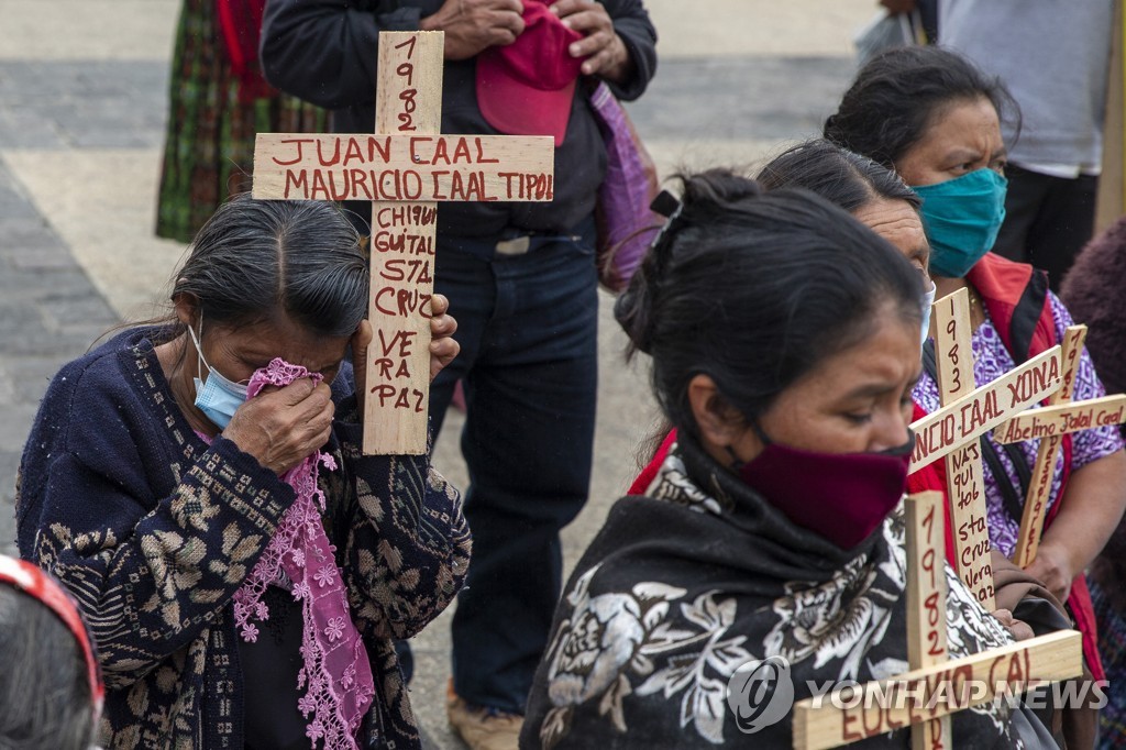 '십자가 들고'…과테말라 내전 희생자 애도하는 원주민들