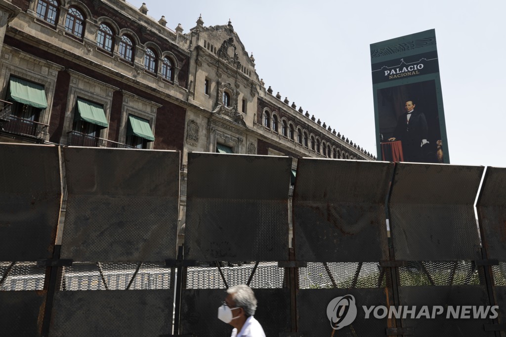 여성의 날 시위를 앞두고 철제 바리케이드가 둘러진 멕시코 대통령궁