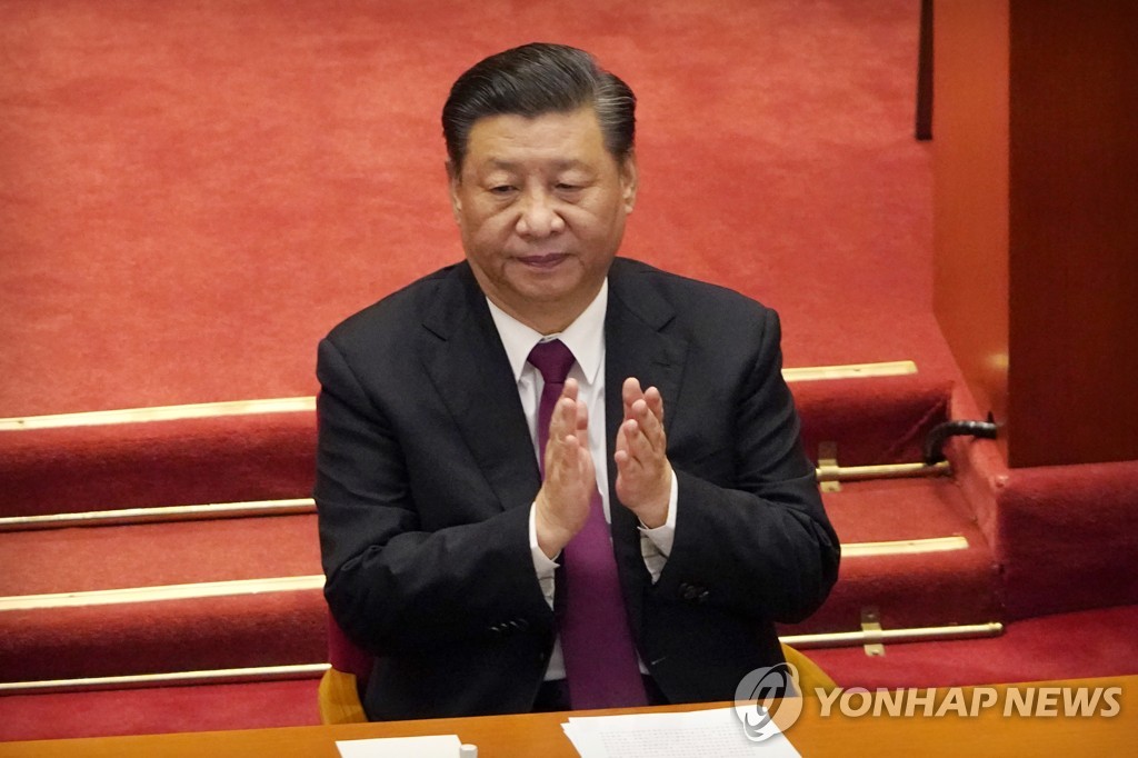 This photo, released by the Associated Press on March 10, 2021, shows Chinese President Xi Jinping applauding during the closing session of the Chinese People's Political Consultative Conference at the Great Hall of the People in Beijing. (Yonhap)