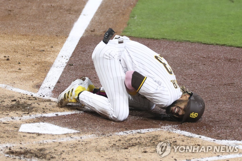 통증 호소하는 타티스 주니어