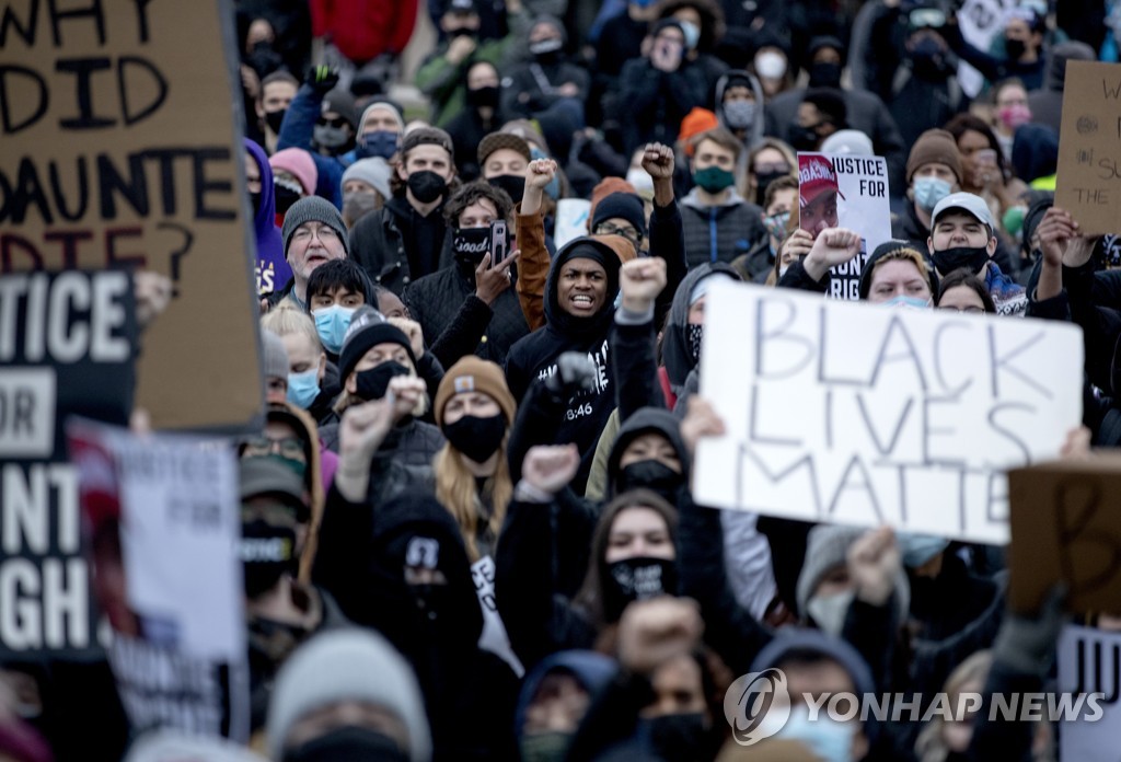 미네소타 경찰 "흑인 청년에 실수로 권총쐈다"…항의 시위 확산