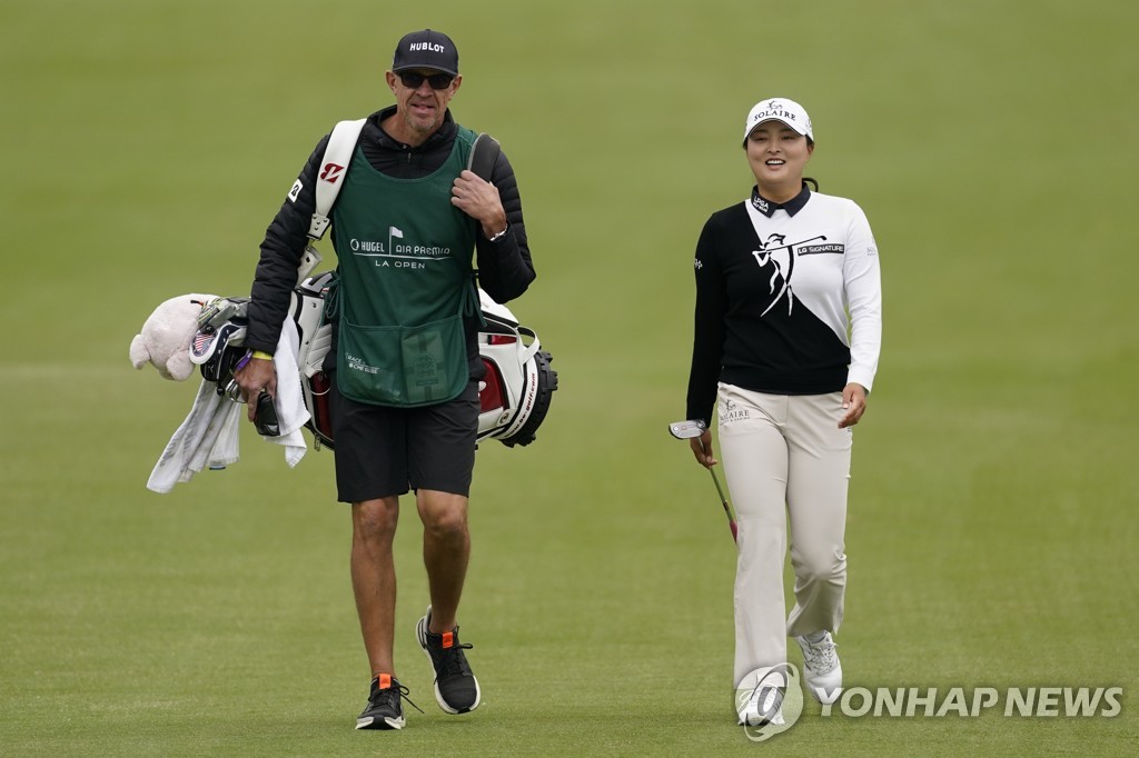 고진영(오른쪽)과 캐디 데이브 브루커