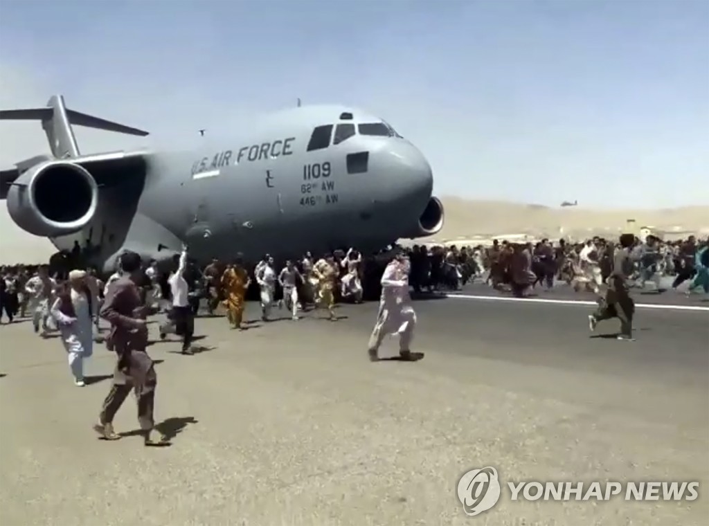 아프가니스탄 카불 공항에서 미 공군 수송기를 따라 달리는 아프가니스탄인들