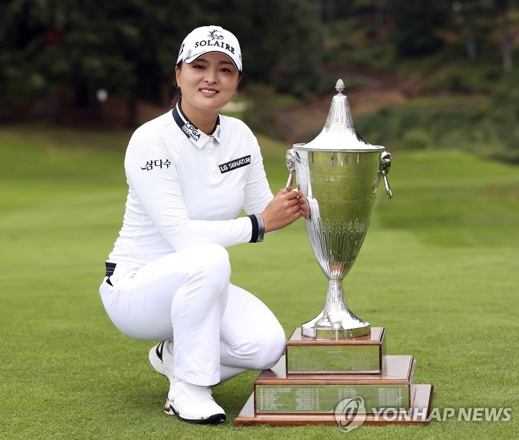 In this Associated Press photo, Ko Jin-young of South Korea poses with the champion's trophy after winning the Cambia Portland Classic at the Oregon Golf Club in West Linn, Oregon, on Sept. 19, 2021. (Yonhap)