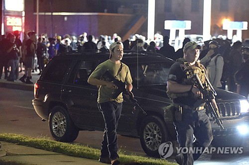 소총으로 무장한 리튼하우스