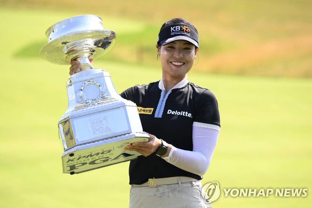 In this Associated Press photo, Chun In-gee of South Korea holds the champion's trophy after winning the KPMG Women's PGA Championship at the Congressional Country Club's Blue Course in Bethesda, Maryland, on June 26, 2022. (Yonhap)