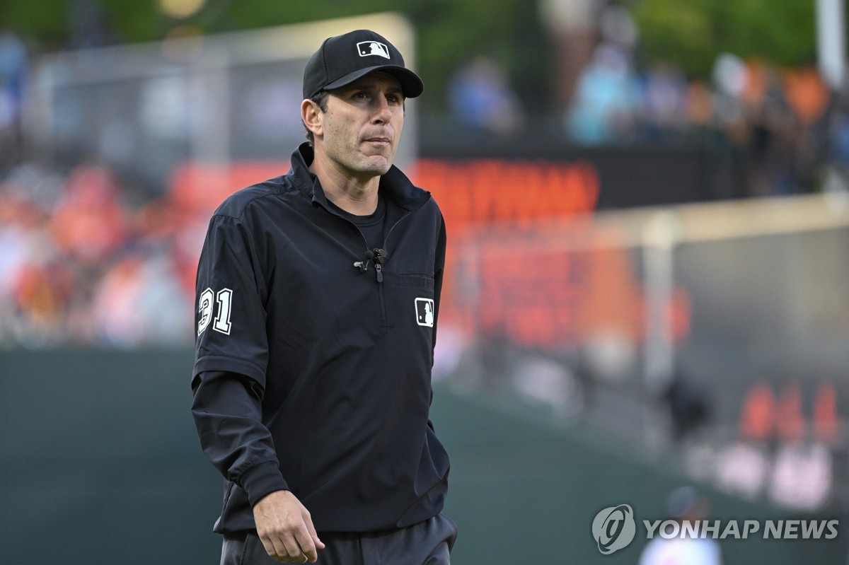 스포츠 도박 정책을 위반한 혐의로 조사받는 MLB 심판 팻 호버그