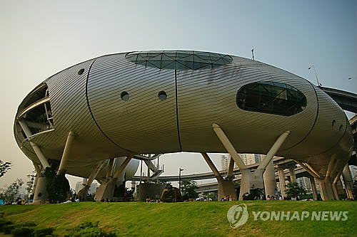 뚝섬한강공원의 ‘자벌레’