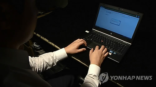어두운 방 컴퓨터 이용 모습
