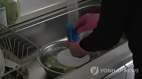 경북출신 男과 결혼하면 하루 65분 집안일 더 한다 - 1