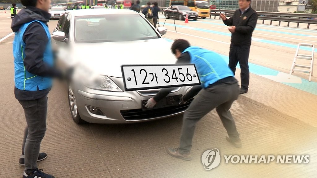 체납 차량 집중단속...도로 위 달리는 차 번호판도 압수(CG)
