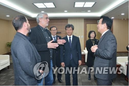 '블랙팬서' 제작사 관계자 부산시 예방