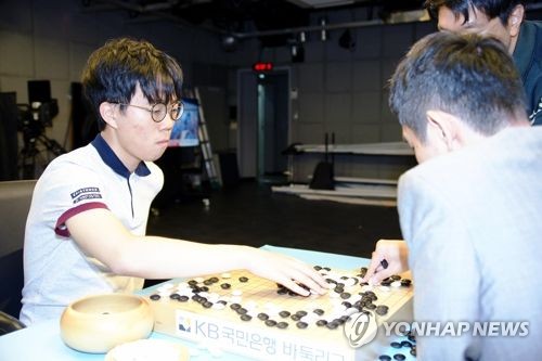 신민준(왼쪽)과 이세돌
