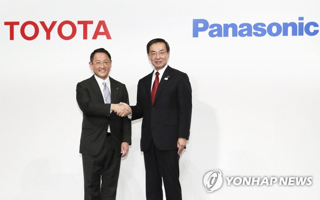 손잡은 자동차업체 도요타자동차와 전자업체 파나소닉