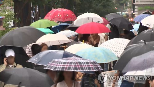 우산 쓰고 걷는 사람들