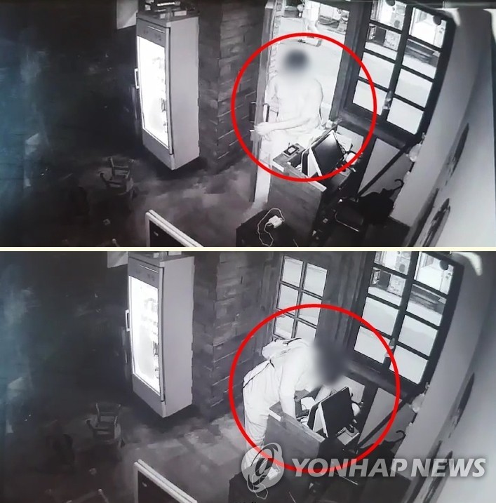문을 열고 들어가 계산대에서 현금을 꺼내는 A군의 모습.