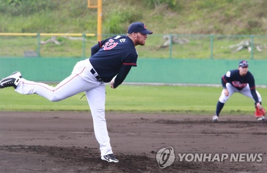 In this photo provided by the Lotte Giants, Jake Thompson of the Giants pitches in a spring training game against the SK Wyverns in Okinawa, Japan, on Feb. 28, 2019. (Yonhap)