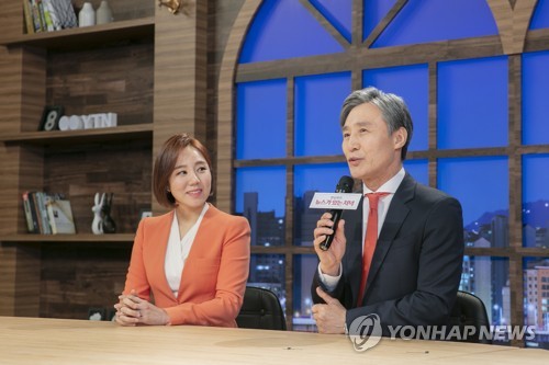 변상욱 앵커 겸 기자(오른쪽)와 안보라 앵커