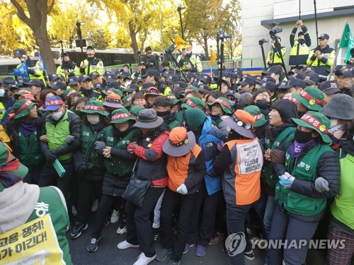 톨게이트 노동자들, 청와대 방향 행진하다 경찰과 충돌