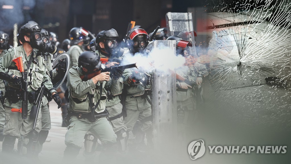 홍콩서 시위대, 경찰이 쏜 실탄 맞고 쓰러져 (CG)