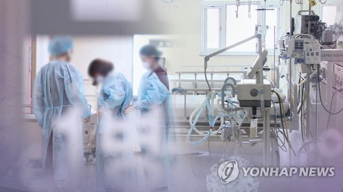 "요양병원 신규 간병인 코로나19 진단검사 의무화" (CG)