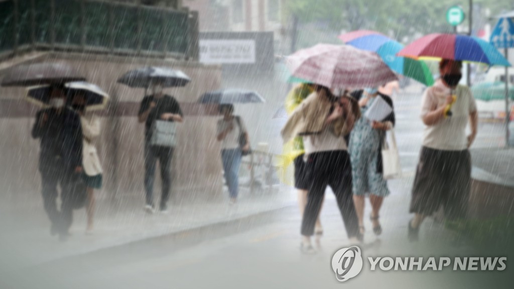 장마에 지친 시민들…"옷차림·교통 다 불편해요" (CG)
