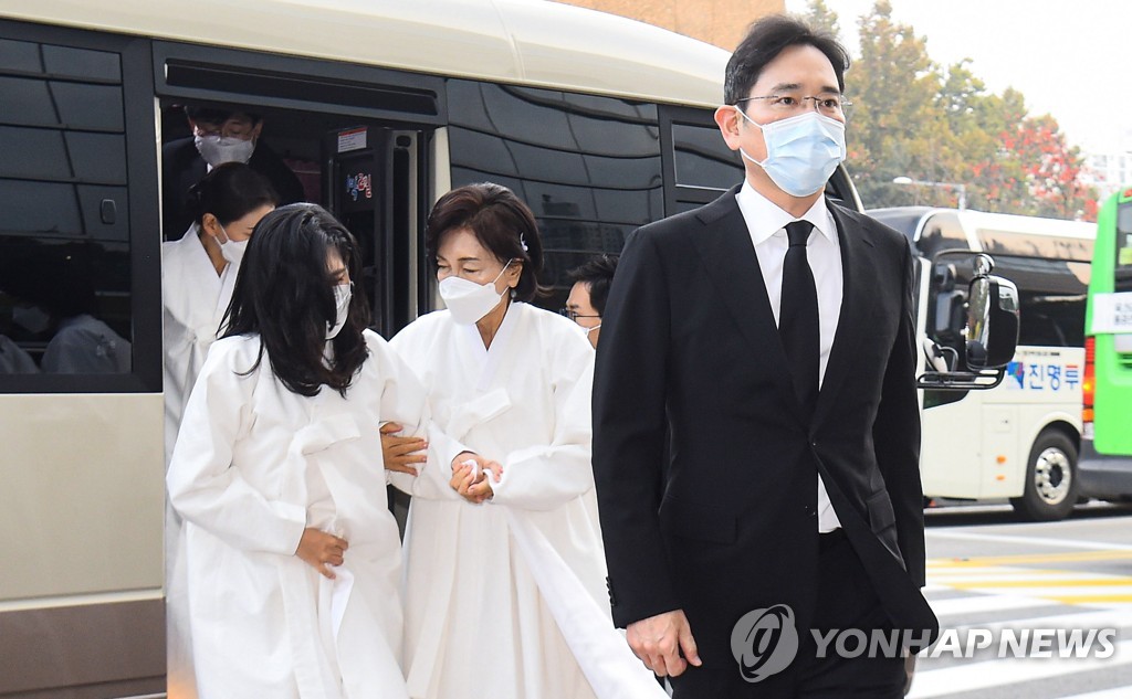 This file photo taken on Oct. 28, 2020, by joint press corps shows family members of late Samsung Group chief Lee Kun-hee at a funeral hall in Seoul. (Yonhap)