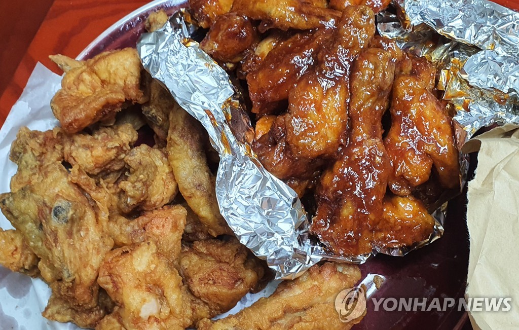 韓国式のフライドチキンとヤンニョムチキン（資料写真）＝（聯合ニュース）