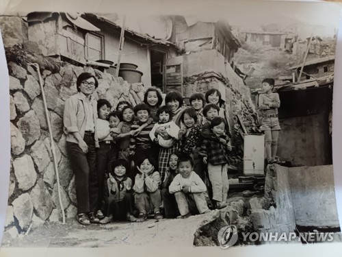 사당동 판자촌 어린이들과 김달성 목사