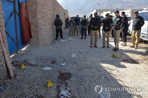 18일 파키스탄 남서부 발루치스탄 주 퀘타에서 소아마비 예방접종 일을 하던 모녀가 괴한에 피살된 현장에 경찰관들이 모여 있다.[AFP=연합뉴스 자료사진]