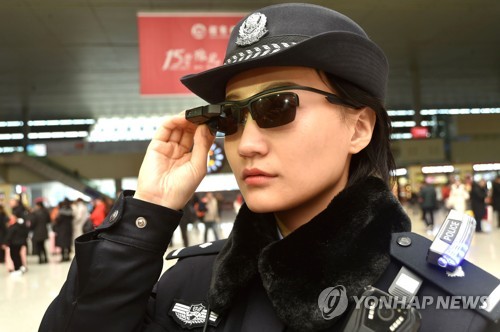 중국 정저우시 경찰이 도입한 안면인식 기술 적용 '스마트 안경'