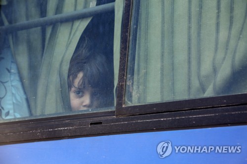 동구타 고향 떠나 북부로 떠나는 시리아 어린이