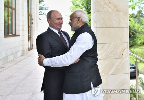 21일 러시아 소치에서 만난 나렌드라 모디(오른쪽) 인도 총리와 블라디미르 푸틴 러시아 대통령이 반갑게 포옹하고 있다. [AFP=연합뉴스]