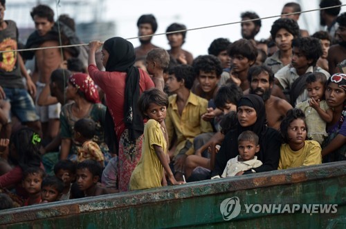 2015년 5월 14일 태국쪽 안다만 해에서 발견된 선박에 타고 있는 미얀마 소수민족 로힝야족 난민들. [AFP=연합뉴스자료사진]