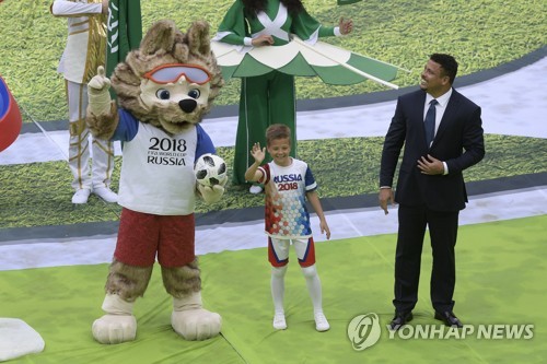 시축을 위해 나온 호나우두(오른쪽)과 마스코트 자비바카