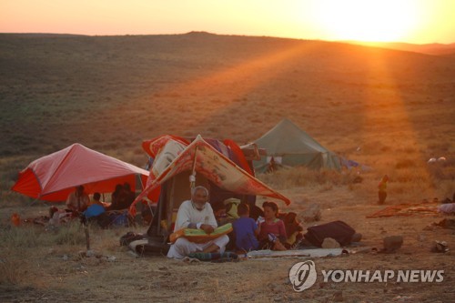 요르단 국경 앞에서 천막 생활을 하는 시리아 피란민